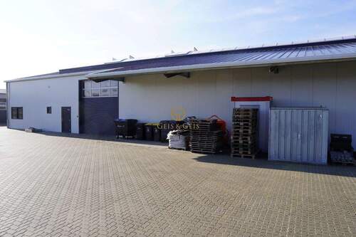 Seitenansicht mit Rolltor I - Halle zum Kaufen in Walsrode