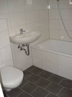 Musterbad aus dem Haus - Etagenwohnung mit 54,00 m&sup2; in Wilhelmshaven zur Miete