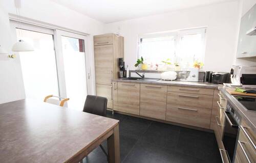 Moderner Küchenbereich mit Zugang zur Terrasse - 3 Zimmer Etagenwohnung in Neumarkt in der Oberpfalz