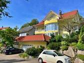 Ansicht mit Doppelgarage - SCHWARZWALD - JUWEL - 775.000,00 EUR Kaufpreis, ca.  300,00 m² Wohnfläche
