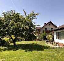 Charmantes Ein-Zweifamilienhaus mit großem Grundstück und zwei Garagen! - Hohenwart