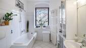 Wannenbadezimmer mit Fenster - 