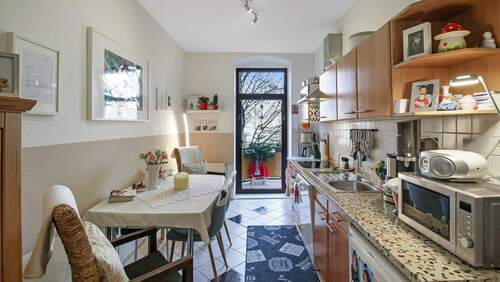 Küche mit Zugang zum Balkon - 