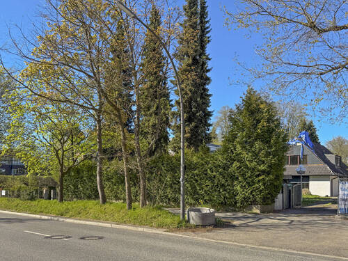Straßenansicht des eingefriedeten Grundstücks - 