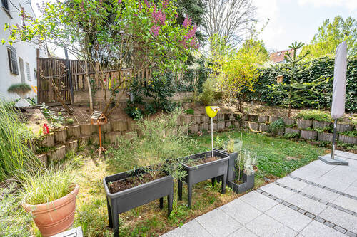 Terrasse u. Gärtchen - 