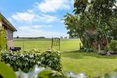 Blick in Garten und zur Wiese - 