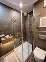 Bad mit Dusche, Möbeln mit KI visualisiert - 
