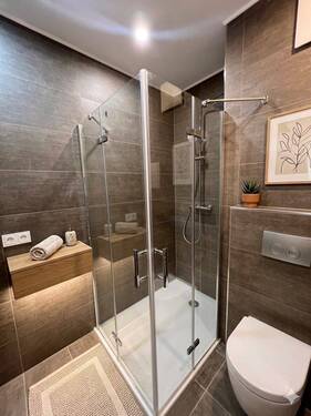 Bad mit Dusche, Möbeln mit KI visualisiert - 