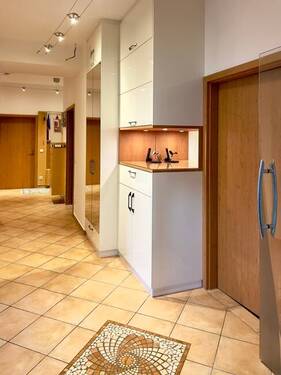 großzügiges Entree - 4 Zimmer Etagenwohnung in Baldham