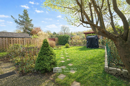 Großzügige Gartenfläche mit befestigtem Weg - 3 Zimmer Mehrfamilienhaus, Wohnhaus zum Kaufen in Panten