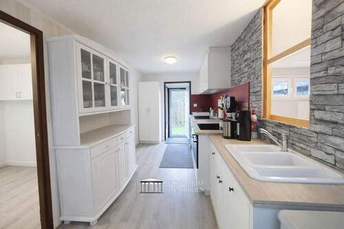 Helle Küche mit direktem Gartenzugang - 