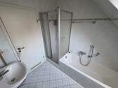 Badezimmer mit Wanne und Dusche - 