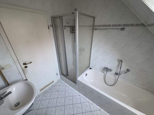 Badezimmer mit Wanne und Dusche - 