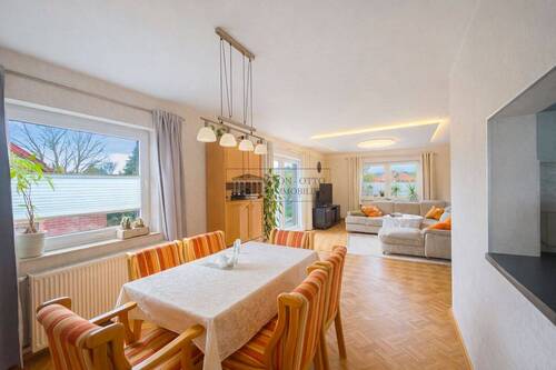 Essen mit der Familie - 5 Zimmer Mehrfamilienhaus, Wohnhaus in Ilsede