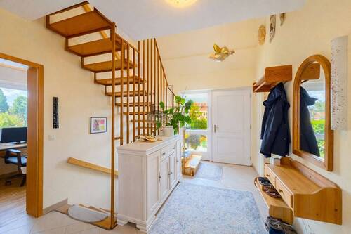 Eingangsbereich mit Büro - 