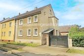 Hausansicht / Straßenseite - Doppelhaushälfte mit Nebengelass, großem Grundstück und viel Potenzial in Meinsdorf
