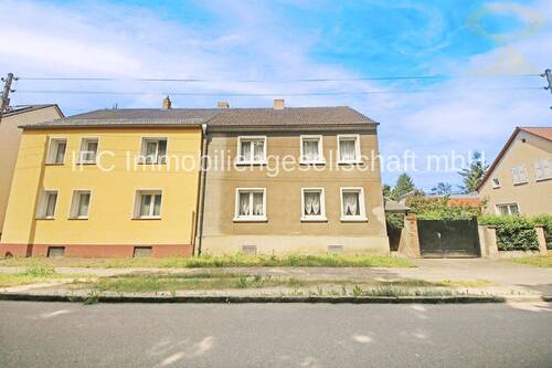 Hausansicht / Straßenseite - 6 Zimmer Doppelhaushälfte zum Kaufen in Dessau-Roßlau