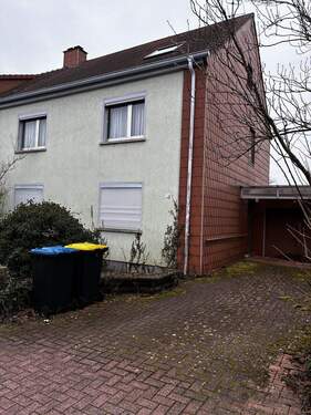 Sicht von der Strasse - Charmantes Zweifamilienhaus in ruhiger Lage von Elversberg - Viel Platz für Familie, Generationen oder individuelle Wohnkonzepte