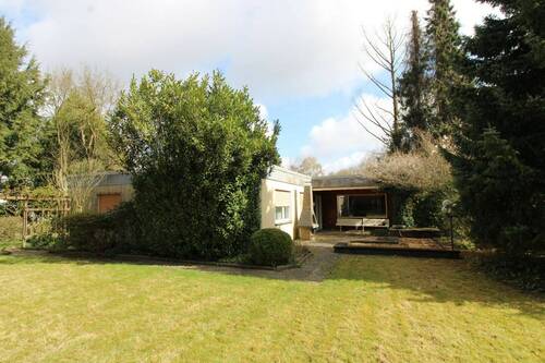 Ansicht - Rarität auf großem Grundstück: Bungalow mit Garagen nahe der Uni