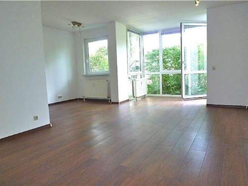 Wohnzimmer mit Essbereich - 2 Zimmer Etagenwohnung zum Kaufen in Fürth