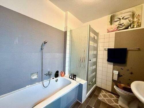 Bad mit Wanne u. Dusche EG - 
