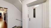 Treppenhaus mit Fahrstuhl - 