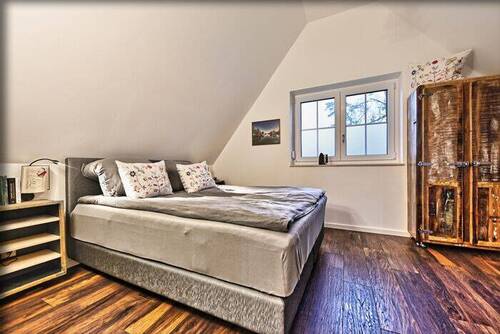 Schlafzimmer 1 mit Fenster.jpeg - 