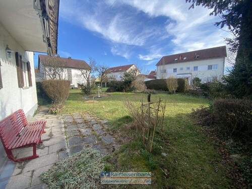 Nachbarbebauung zwei MFH - 