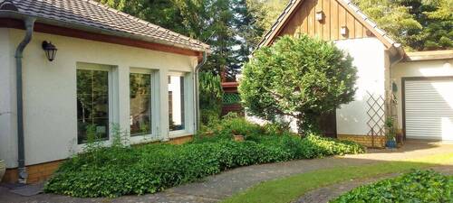 Blick zum Wintergarten im Sommer - Idyllisches Waldanwesen - solide saniert - mit Baureserve