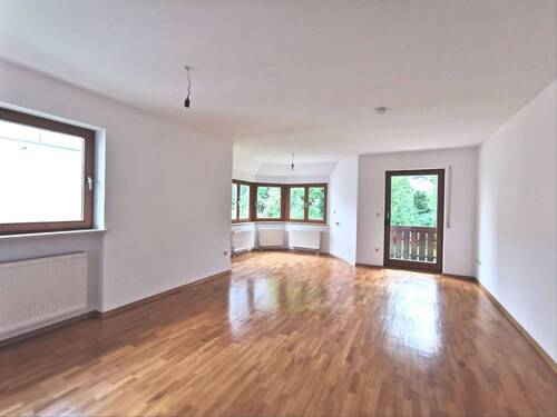 Helles Wohnzimmer mit Balkon - 2 Zimmer Etagenwohnung zur Miete in München