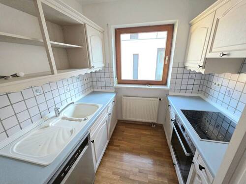 Helle, moderne Küche - 2 Zimmer Etagenwohnung in München