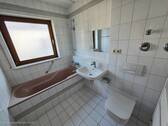 Modernes Badezimmer mit Fenster - 