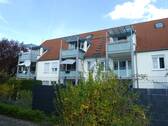 Hausansicht - SEHR SCHÖNE UND SONNIGE DACHGESCHOSSWOHNUNG IN GUTER WOHNLAGE!