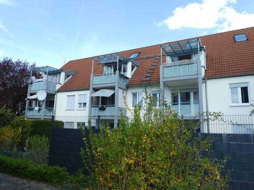 Hausansicht - SEHR SCHÖNE UND SONNIGE DACHGESCHOSSWOHNUNG IN GUTER WOHNLAGE!