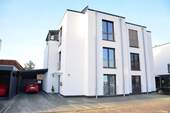 Eingangsansicht - Außergewöhnliches Zweifamilienhaus mit Lift unterteilt in eine Penthouse- Wohnung über 2 Etagen sowie einer Erdgeschosswohnung in Rastede Zentrum
