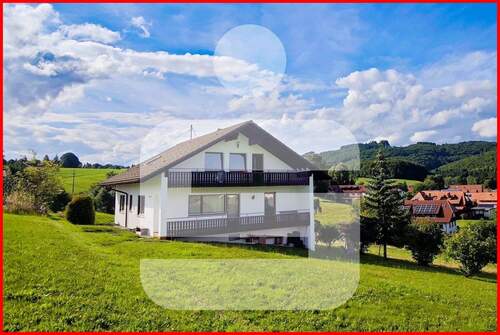 Außenansicht (Sommer) - Großzügiges Wohnhaus mit Weitblick für eine oder zwei Familien: Viel Platz für Ihre Wohnträume