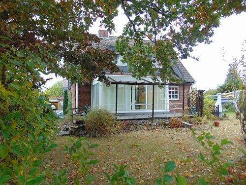 Hausansicht Gartenseite mit Wintergarten und Terrasse.jpg - 