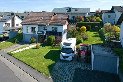 Gesamtansicht mit Garage - 5 Zimmer Einfamilienhaus zum Kaufen in Lahnau / Waldgirmes