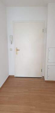 Flur mit Blick zur Wohnungseingangstür - Etagenwohnung mit 60,00 m&sup2; in Brieselang zur Miete