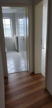 Flur mit Blick in das Bad und in die Küche - 