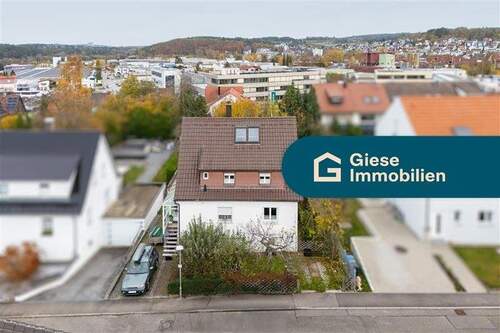 Titelbild mit Banner - Charmantes Einfamilienhaus mit großem Gartenparadies