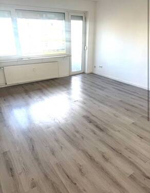 Wohnzimmer - 2 Zimmer Apartment mit Balkon und Tageslichtbad in Bad Vilbel