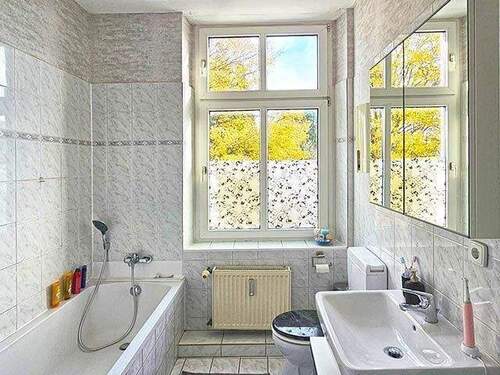 1. OG: Badezimmer mit Wanne und WC - 
