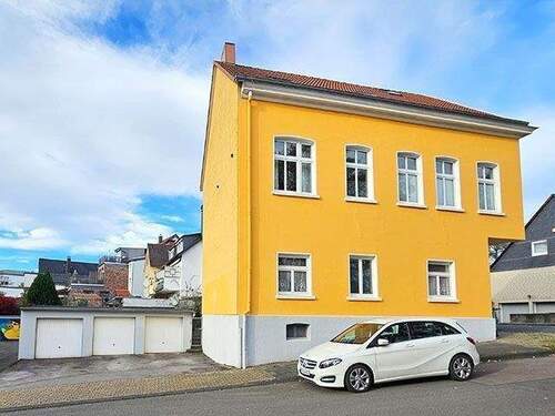 Seitenansicht mit Garagen - 1 Zimmer Mehrfamilienhaus, Wohnhaus zum Kaufen in Solingen