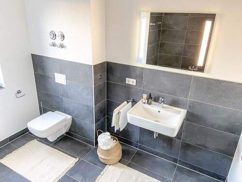 Beispielfoto - Modernes Tageslichtbad mit hochwertiger Ausstattung - 