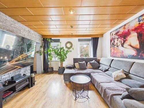 Wohnzimmer offen mit der Küche verbunden - Doppelhaushälfte mit 111,50 m&sup2; in Schiffweiler zum Kaufen