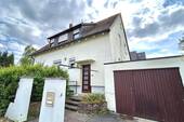 Hauseingang & Garage - 6 Zimmer Einfamilienhaus zum Kaufen in Stuttgart