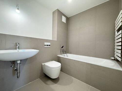 Badezimmer mit Badewanne - 