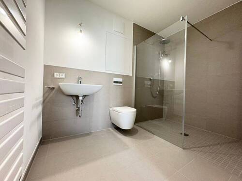 Badezimmer mit Dusche - 