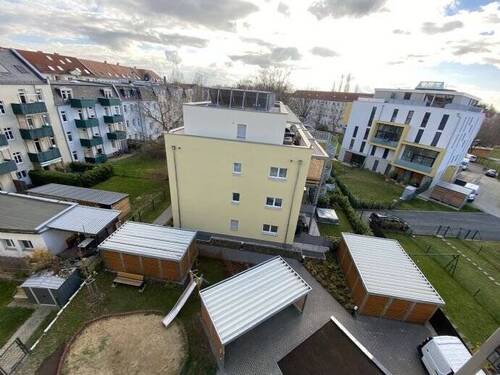 Blick zu Umgebungsgebäuden - 